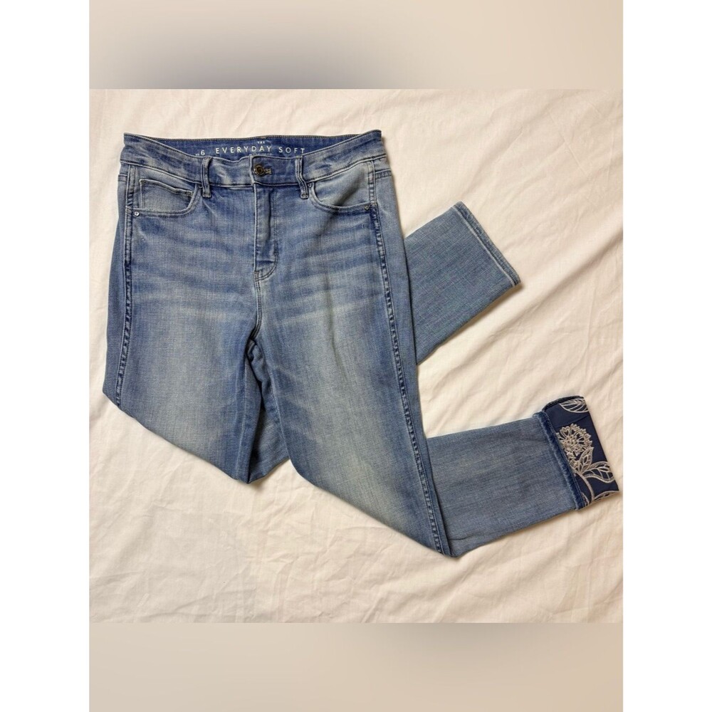 WHITE HOUSE BLACK MARKET The Everyday Soft Slim Crop Light Wash Blue Jeans 6